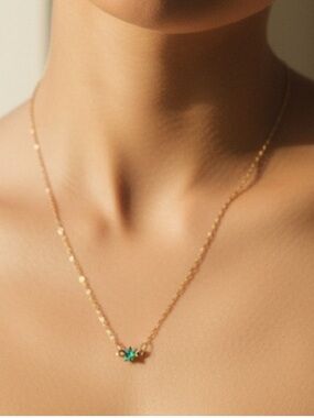 Elegant Gold Necklace with translucent Gemstone